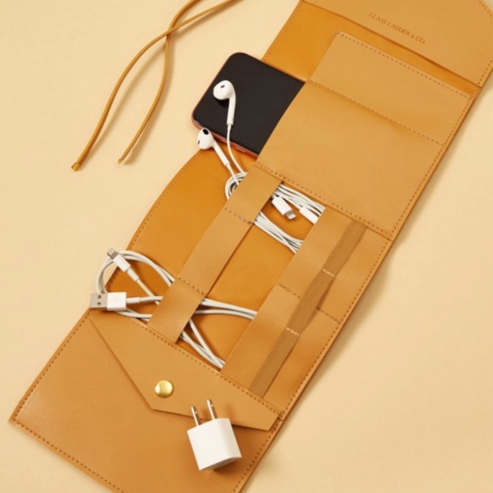 Glass Ladder tech organizer + bonus face sponge